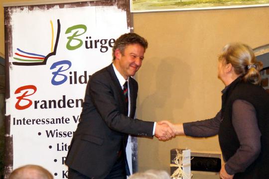 Die Vorsitzende des BBB, Dr. Heide-Rose Brückner bedankt sich bei Markus Potzel.
