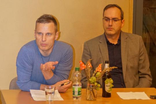 Johannes Burczyk (rechts) und der Tagesspiegelredakteur Hannes Heine (links)