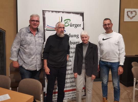 Ehepaar Lottermoser (Mitte) mit Niels Bergmann (links) und Daniel Ellermann (rechts)
