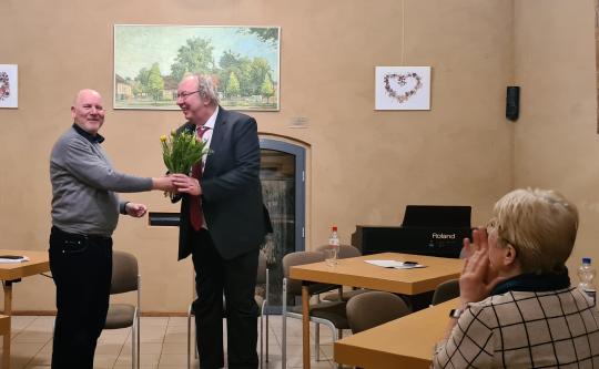 Prof. Dr. Böttger bekommt nach dem Vortrag Blumen von Heiko Krause überreicht

