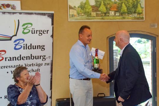 Bürgermeister Marco Rutter beglückwünscht den Vorsitzenden Heiko Krause zum 20-jährigen Jubiläum
