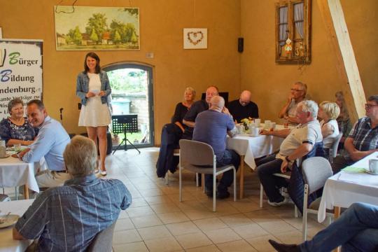 Gemeindevertreterin Monique Bewer bei ihrer Rede