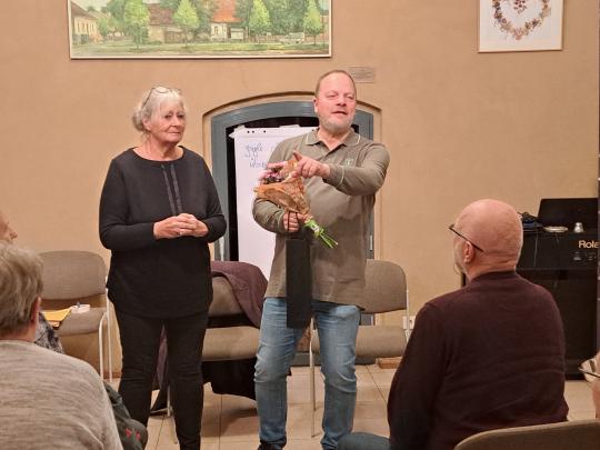 Dr. Heide-Rose Brückner mit Dr. Stefan Komoß nach dessen Vortrag über künstliche Intelligenz
