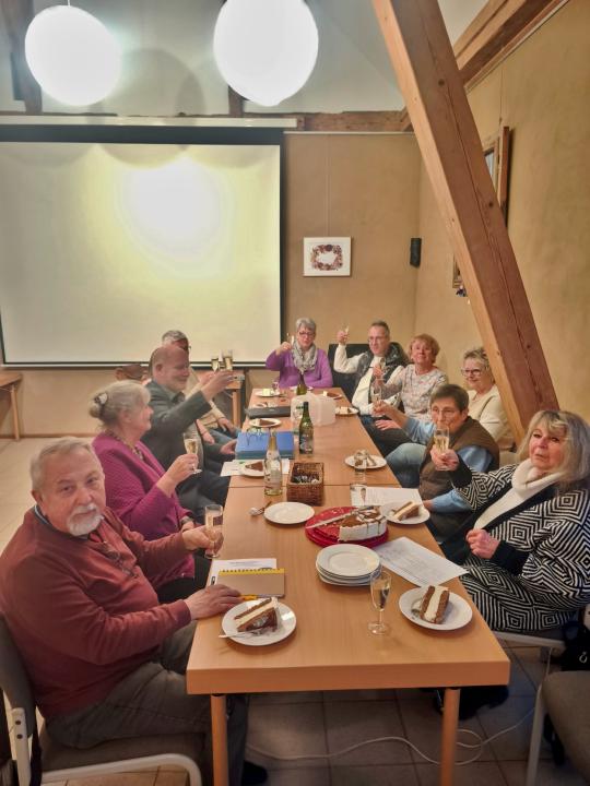 Die Mitglieder des BBB feiern die 200. Veranstaltung mit Kuchen und Sekt