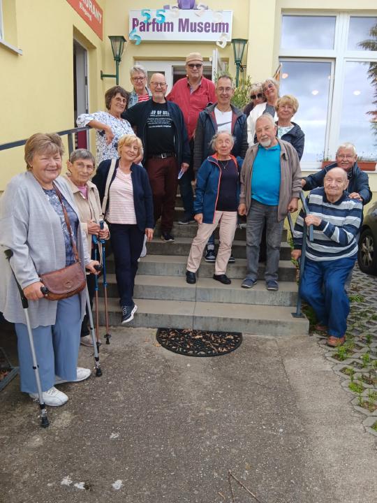 Mitglieder des BBB vor dem Eingang zum Parfum-Museum in Reichenberg