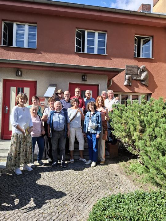 Mitglieder des BBB vor dem Eingang zum Parfum-Museum in Reichenberg