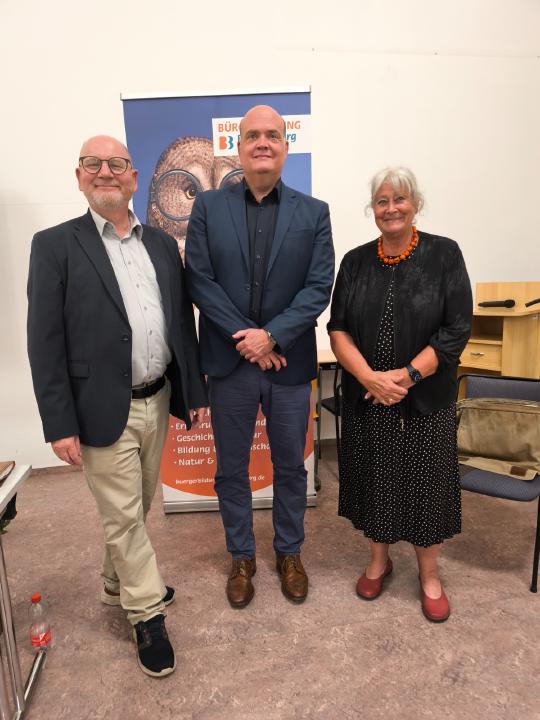 Heiko Krause, Robin Alexander und Dr. Heide-Rose Brückner (v. l. n. r.) nach der Veranstaltung
